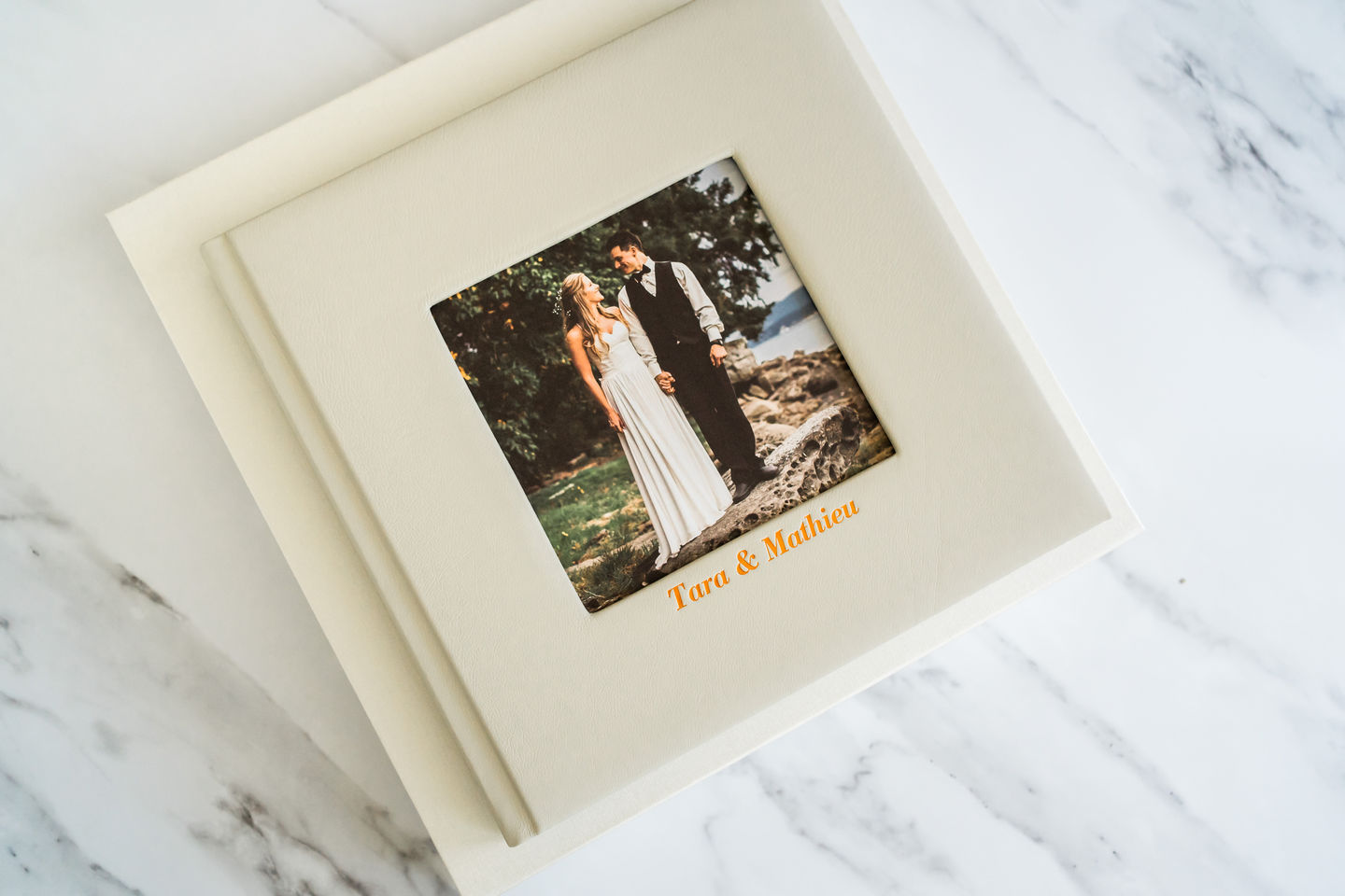 Flushmount wedding album with cameo window