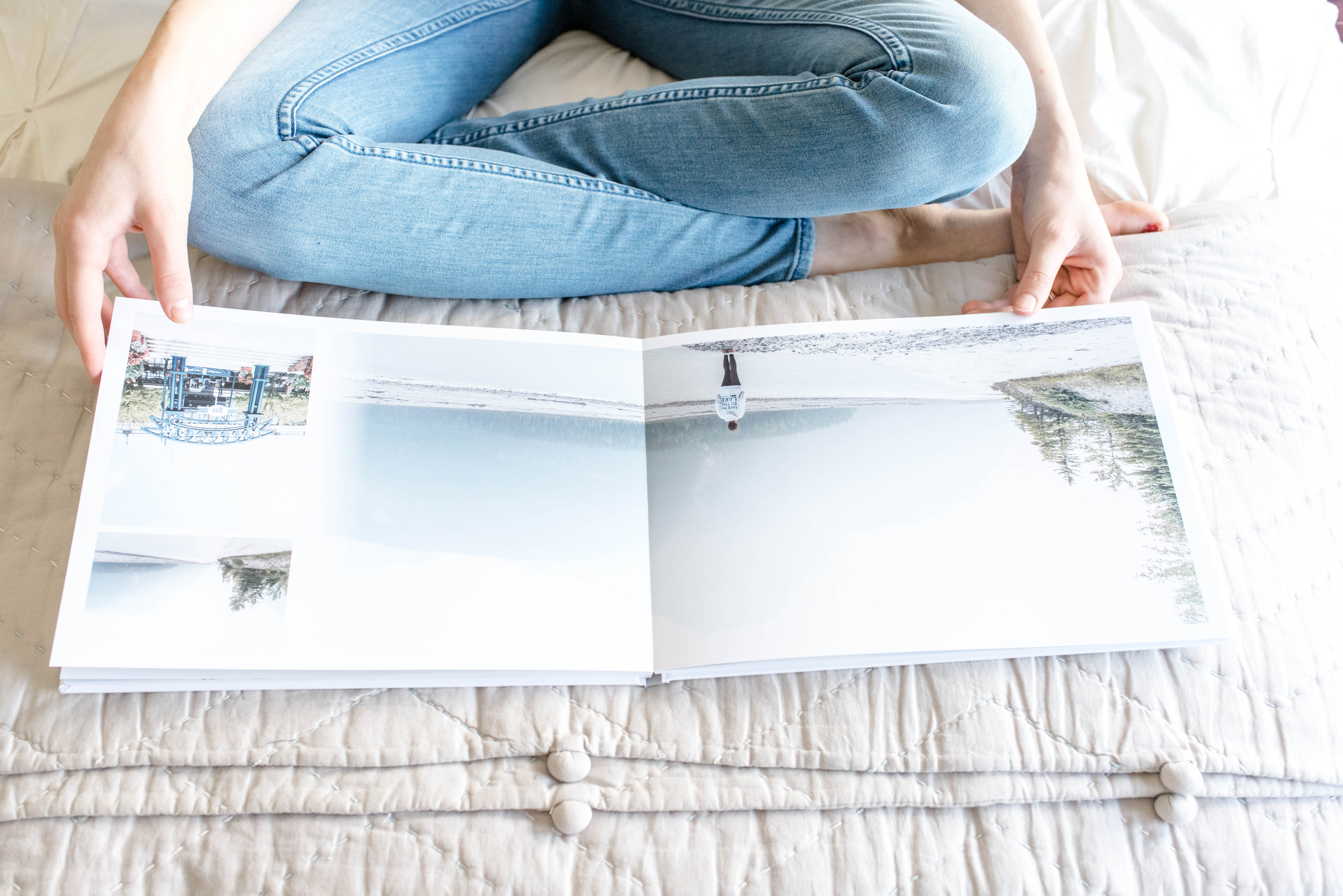 Frau schaut Echtfotobuch an