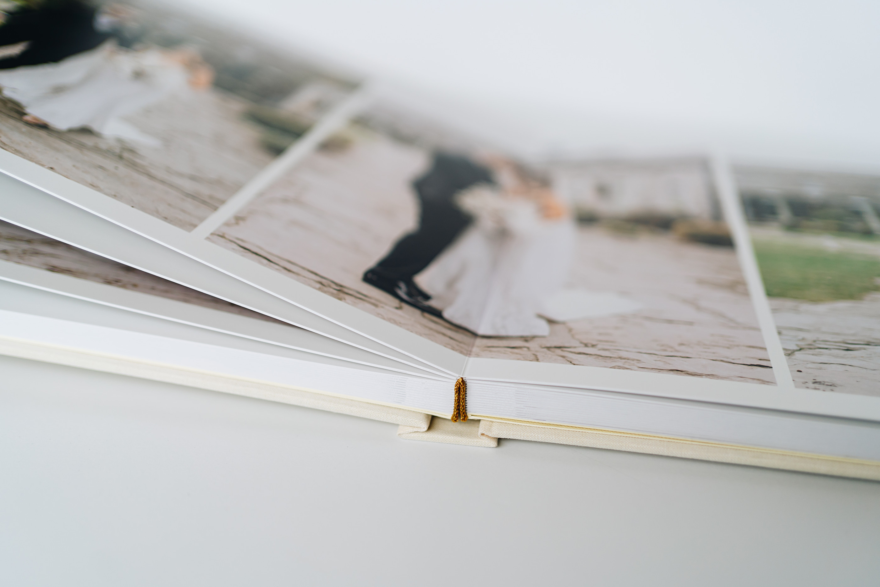 One line drawing of an open photo album book