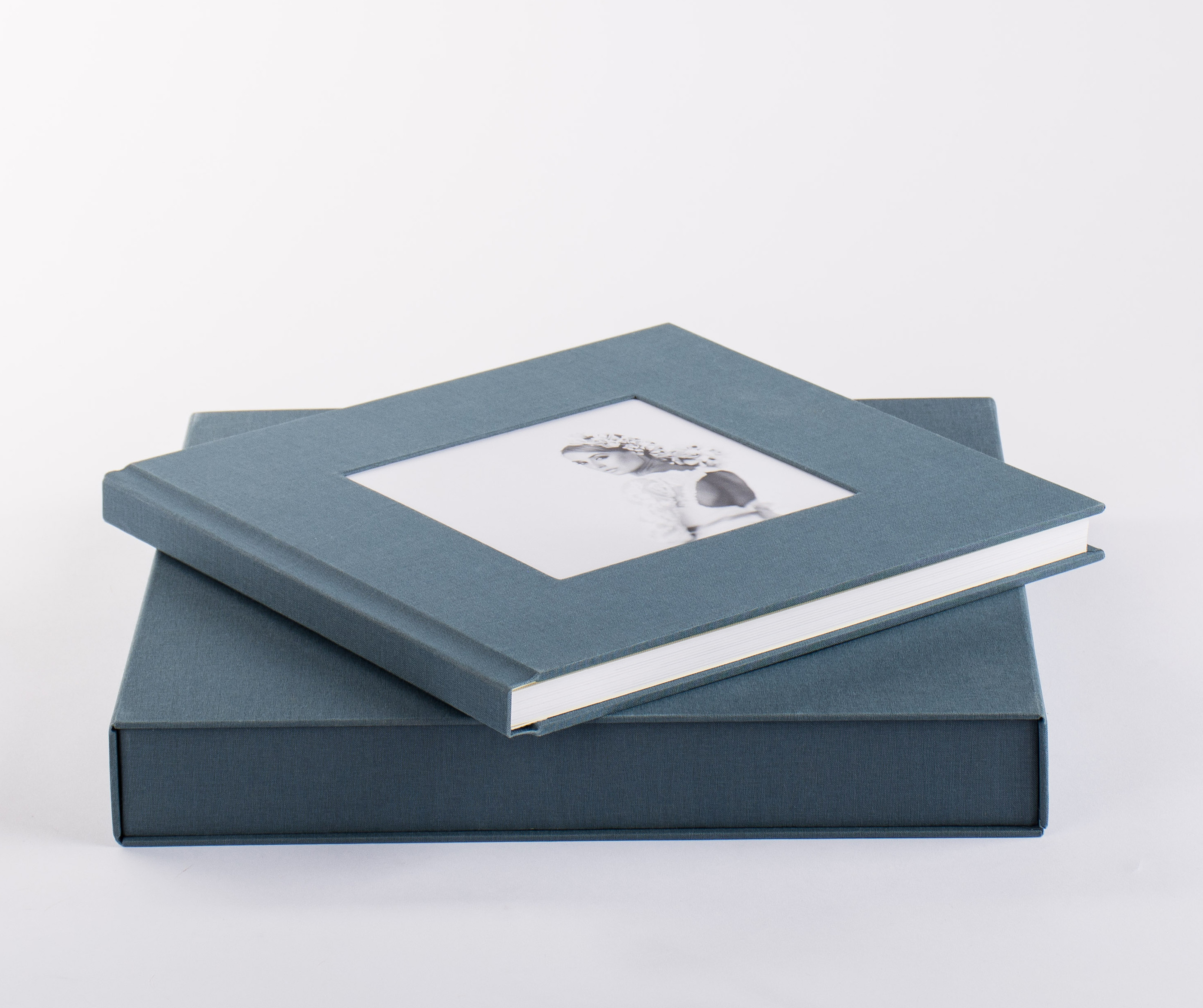 A professional wedding photobook with grey box