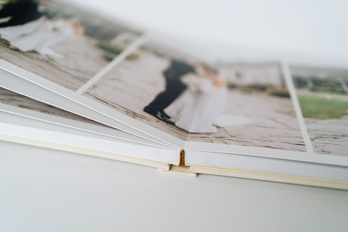 Offenes Layflat Fotobuch mit Layflatseiten zeigt wunderschöne Panorama Doppelseiten